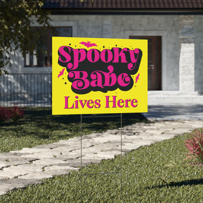 Spooky Babe Lives Here Yard Sign – Bright Halloween Décor, Cute Spooky Halloween Sign, Witchy Outdoor Halloween Decoration, Yard Art for Trick or Treat